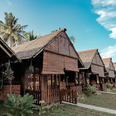 Nipoh Beach Cottage Kijal Exteriör bild