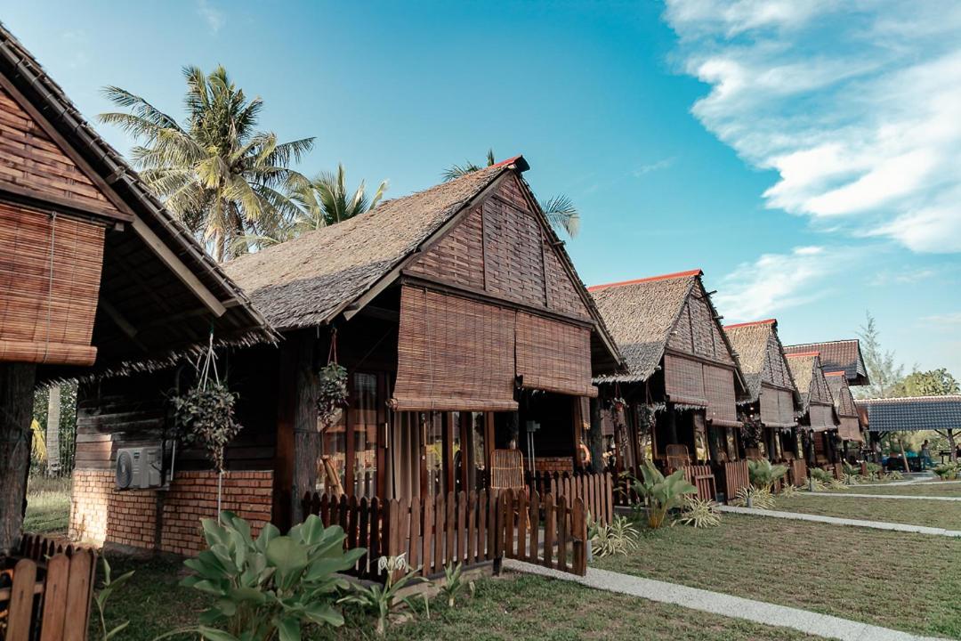Nipoh Beach Cottage Kijal Exteriör bild
